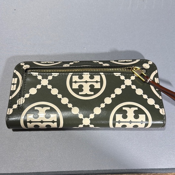 Tory Burch Green and Cream Wallet - Picture 4 of 4